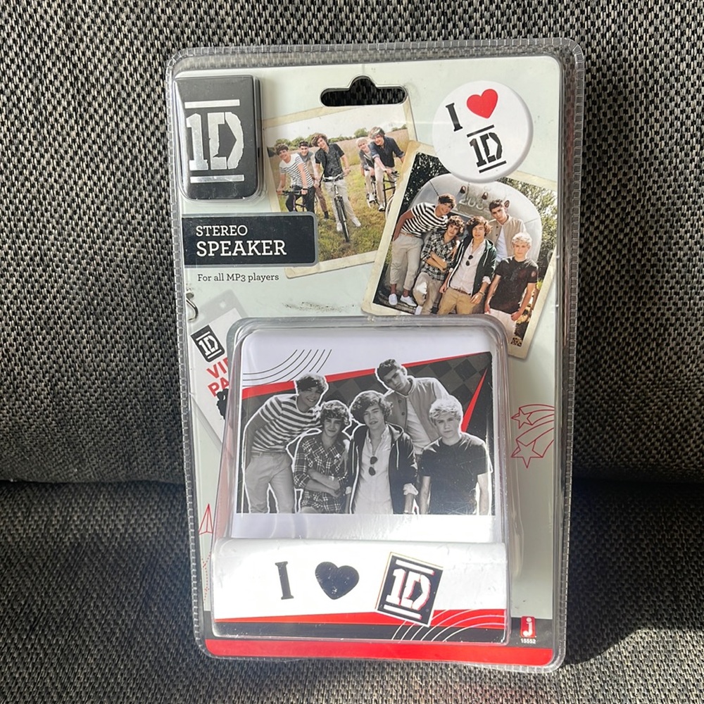 NWT Vintage One Direction Stereo Speaker for all MP3 Players